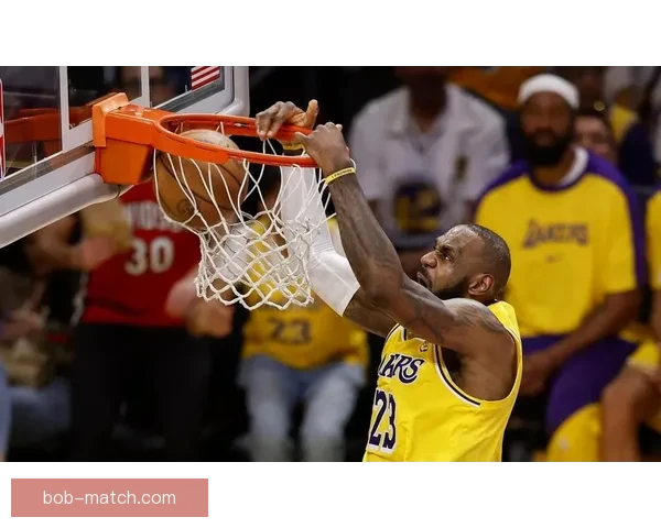 詹姆斯昨日惊艳劈扣起跳三点二米入网时速近五十公里