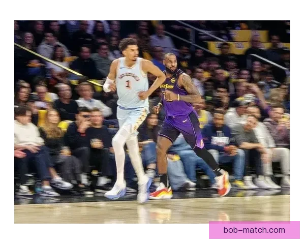 詹姆斯父子打高尔夫遭遇惊险瞬间 水中突然现鳄鱼 老詹勇敢捡球再现硬汉本色