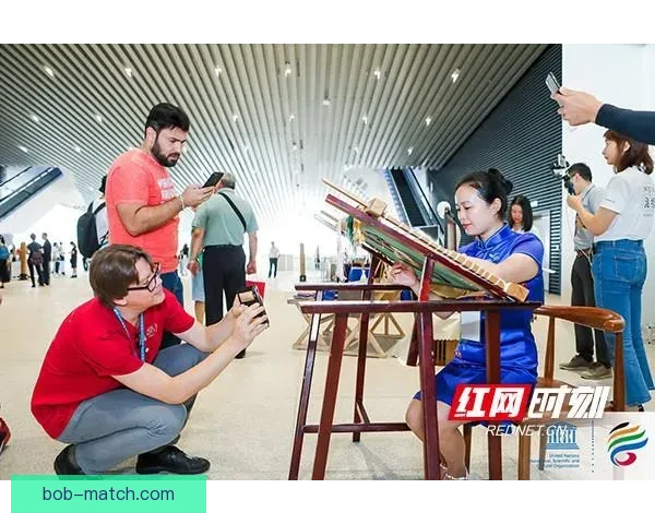 场上球员场下房产经纪人加超球员用名片庆祝进球引热议身份反差吸睛
